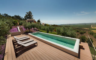 piscina immersa in un ambiente naturale tipico della costa siciliano