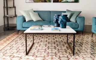 divano moderno su un pavimento in cementine siciliane arte e architettura